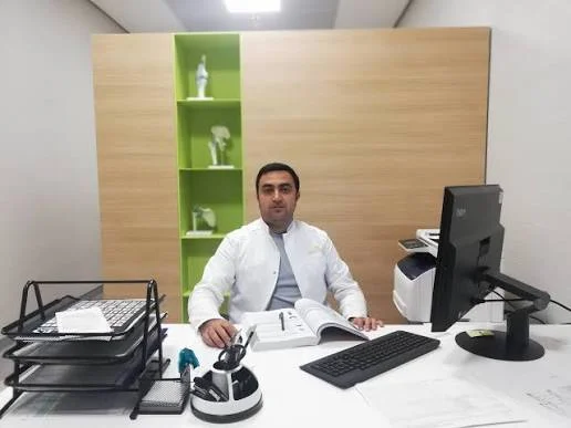 Uzm. Dr. Samir Cəlilov iş otağında